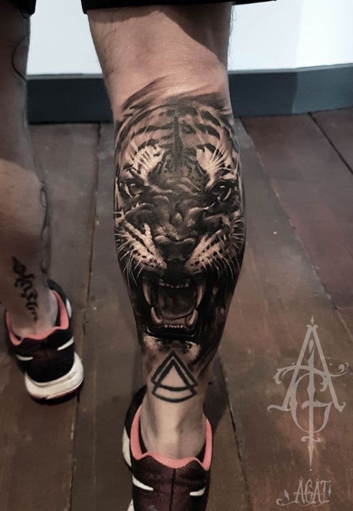 tigris tetoválás, sportcipő, tigrisfej, férfi, láb tetoválás