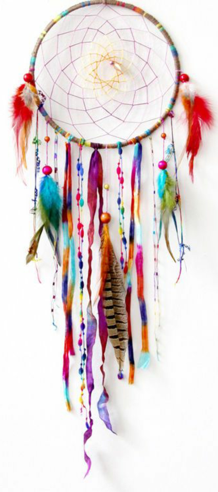 Atrapasueños con muchos hilos coloridos y plumas