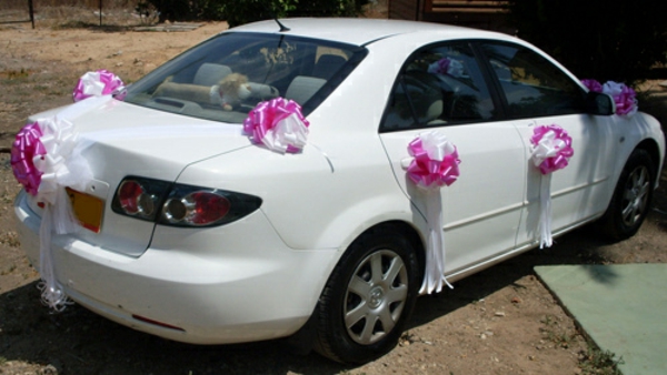 esküvői dekoráció autóknak - rózsás őrlés