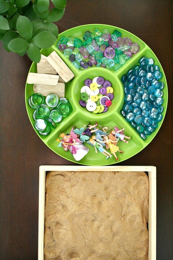 ideas de manualidades para el jardín de infantes - botones y piedras - foto tomada desde arriba