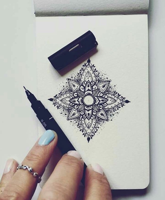 mali bilježnica, mali mandalas u obliku kvadrata, crna olovka, ručna žena, obojeni nokti