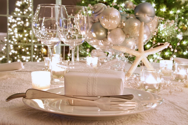 fehér karácsonyi díszítés az asztalhoz