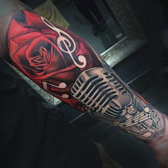 Tattoo značenje, rukav tetovaža s crvenom ružom, mikrofon i bilješke
