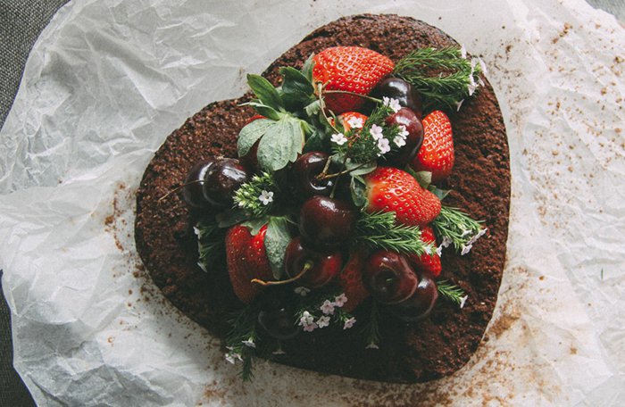5 en forma de corazón de la torta de cumpleaños de chocolate cerezas y fresas