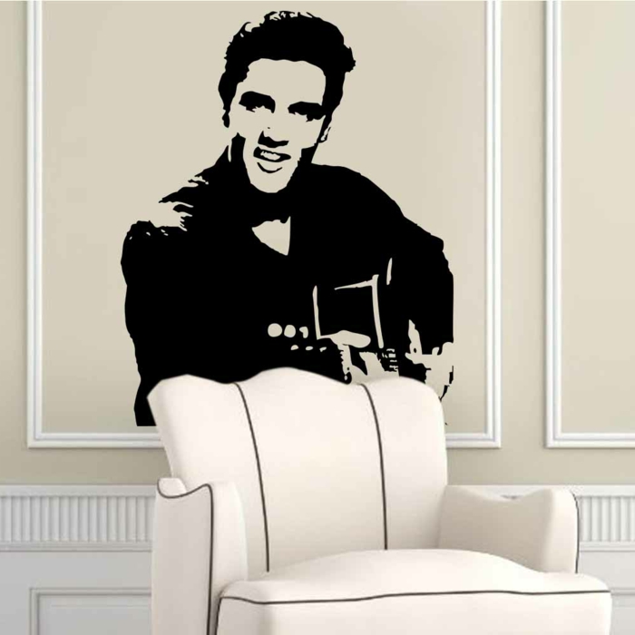 Rockabilly Deco zidni dekal Elvis Presley s gitarom zalijepljen preko bijelog naslonjača