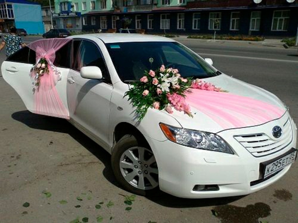 розова украса за колата за сватбата