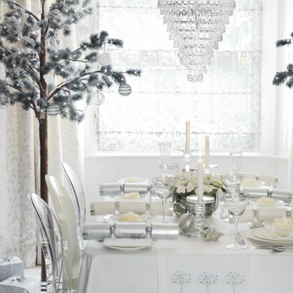 fehér karácsonyi dekoráció - az ebédlőben - gyertyák az asztalon