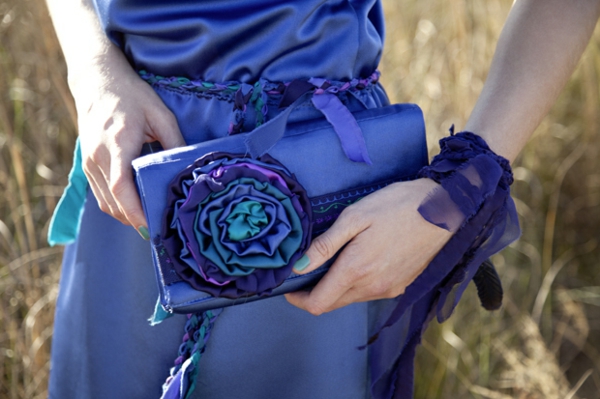 шиене на съединител - жена с красива синя чанта - филцово цвете