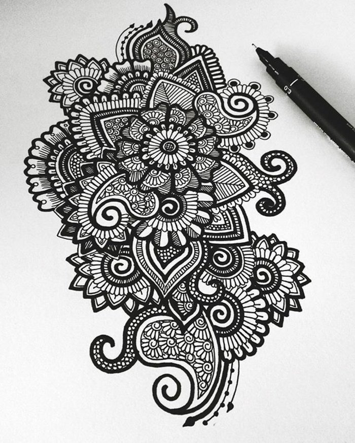 Rajz élesített formákkal, spirálok, virág motívumok, kirajzolás, rajz technika, fekete ceruza