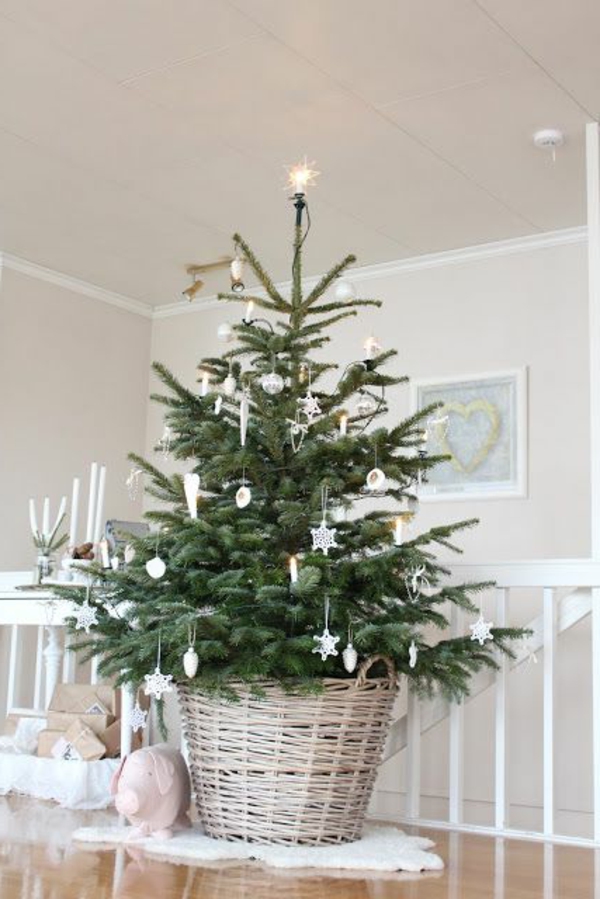 bijeli božićni ukras za božićno drvce - izgledaju vrlo elegantno