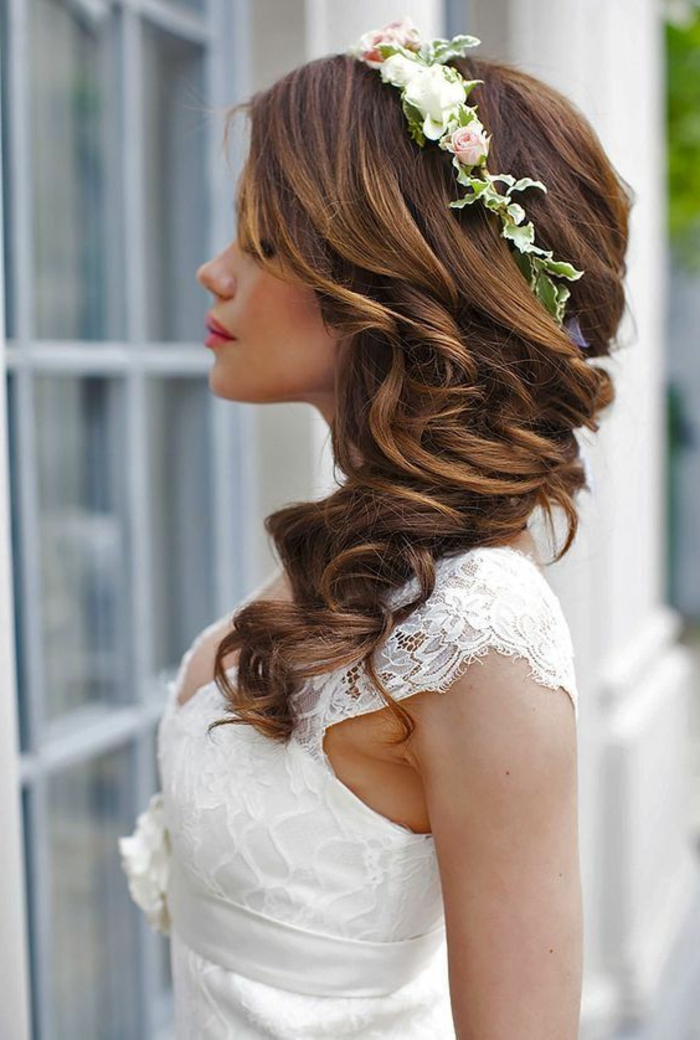 modern menyasszony fantáziadús esküvői frizurával, rózsával