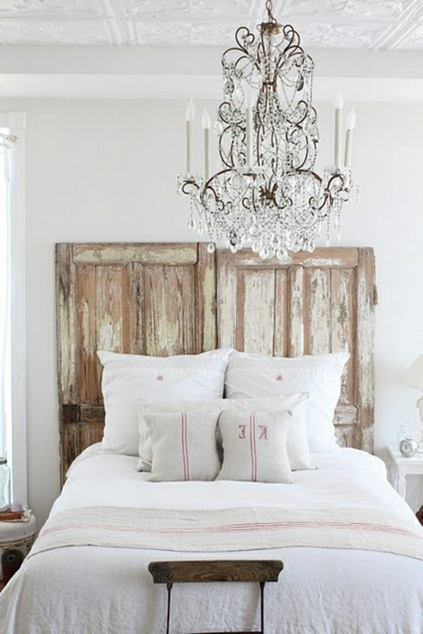 imlandhausstil makuuhuone - upea puinen pääty ja kristallikruunu