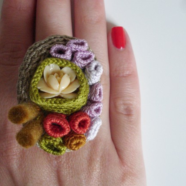 Плетене на една кука цветя - на пръста