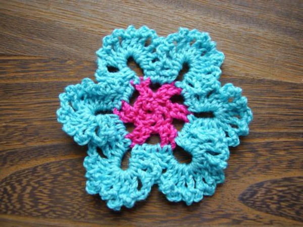 Плетене на кройка цветя - син и розов цвят