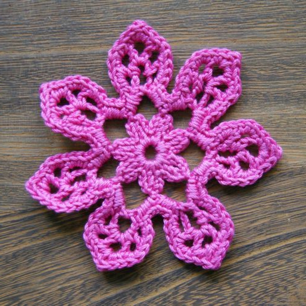 Плетене на една кука цветя - сладък розов модел