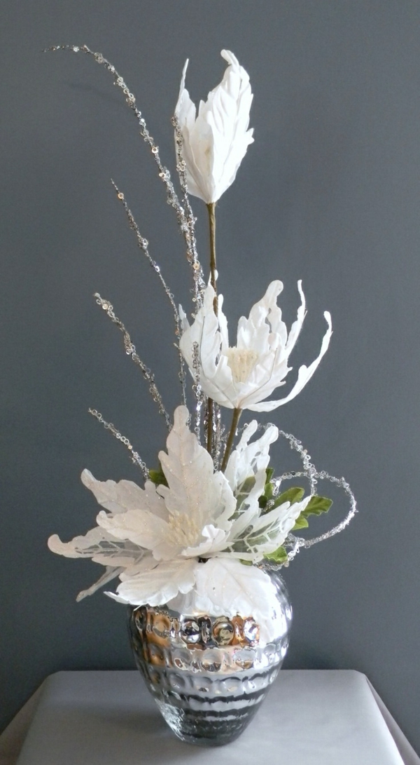 bijeli božićni ukras - bijeli cvjetovi i siva pozadina