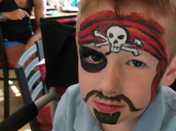 超酷的海盗化妆男孩 - 超好看的图片