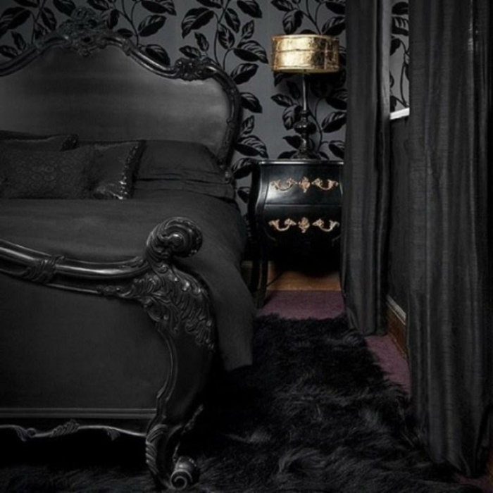 готическа спалня с черни тапети с листови мотиви, черно дървено двойно легло, лилаво мокете