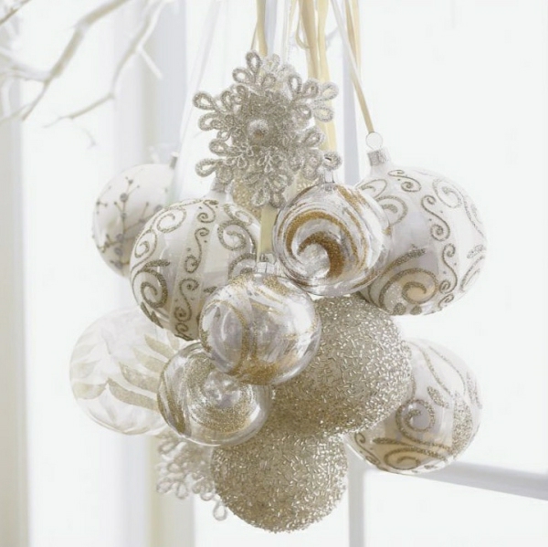 décoration de noël blanche - belles boules suspendues