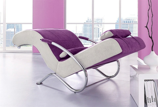 倾斜的椅子紫色和白色