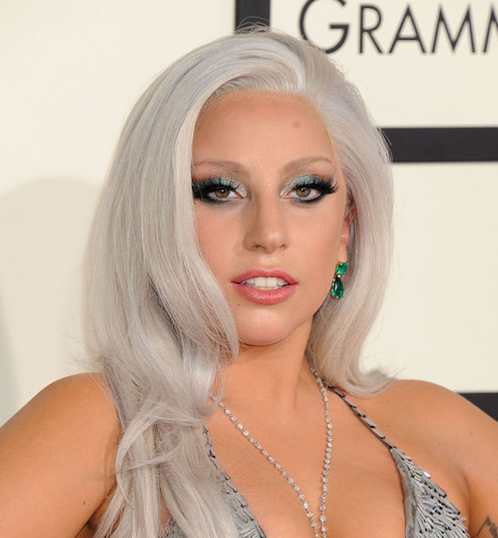Lady Gaga, srebrna večernja haljina sa šljokicama, duge sijede kose