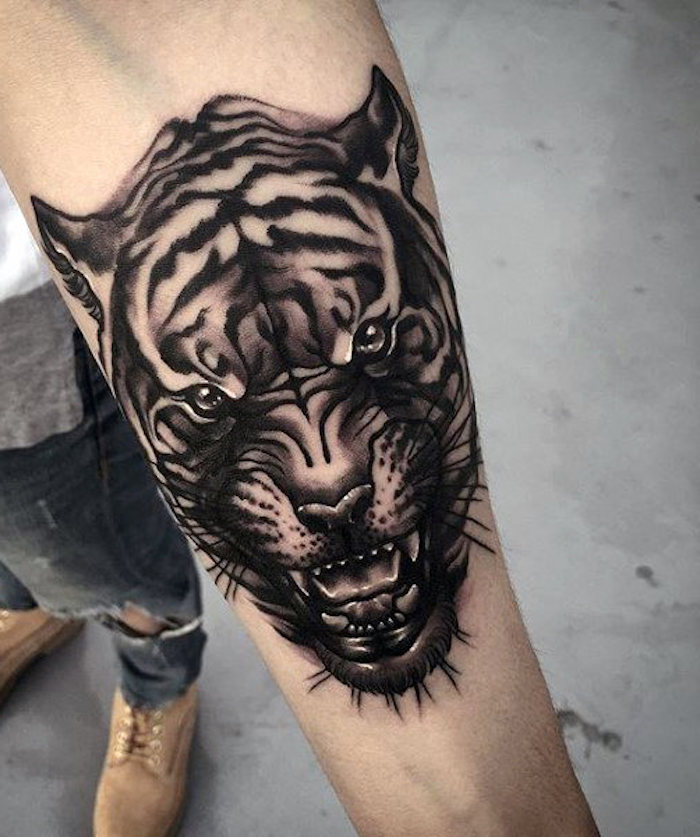 tiger pää tatuointi, farkut, mies, käsivarsi tatuointi