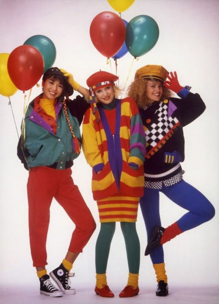 80-те облекла - стил на Попърс, цветни шарки и цветни костюми и чорапи, шапки в ярки цветове