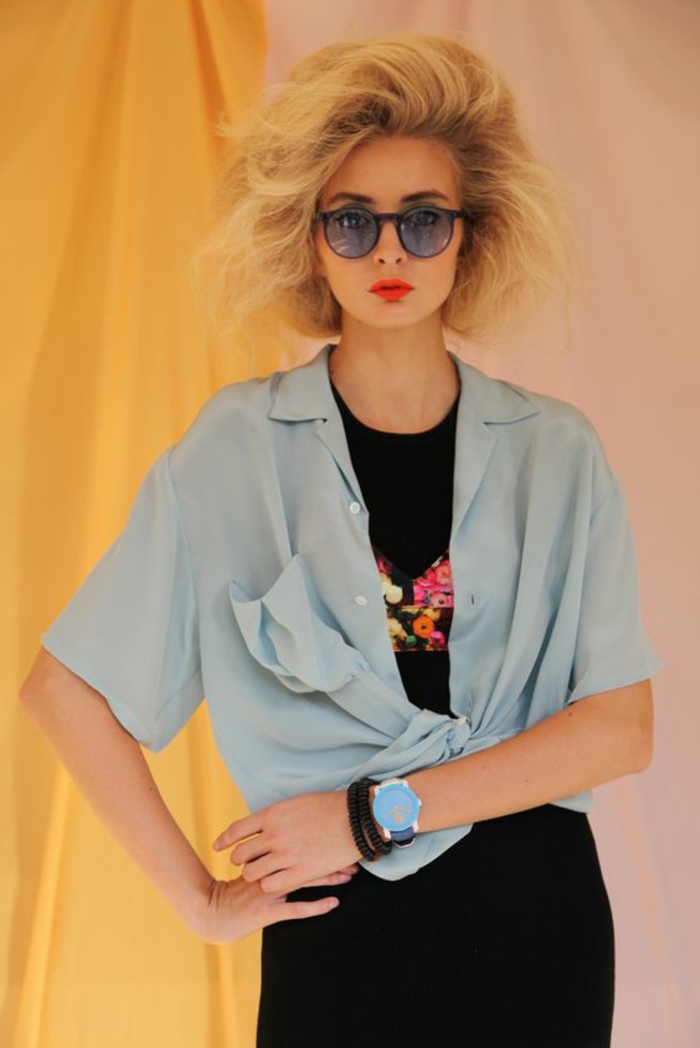 80-te odijelo za žene s prevelikom košuljom u svijetloplavoj i crnoj majici s tiskom, ogromne sunčane naočale, ruž za usne