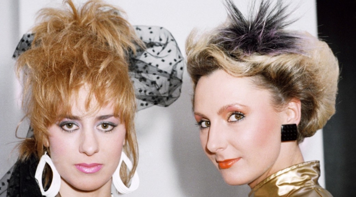 Žene s 80-ih frizura, plava kosa, pribor za kosu, velike plastične naušnice