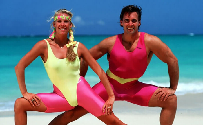 Odjeća za osposobljavanje u 80-im godinama, maćehičice u neonskoj ružičastoj haljini, kupaći kostim u žutoj, znojni pojasevi