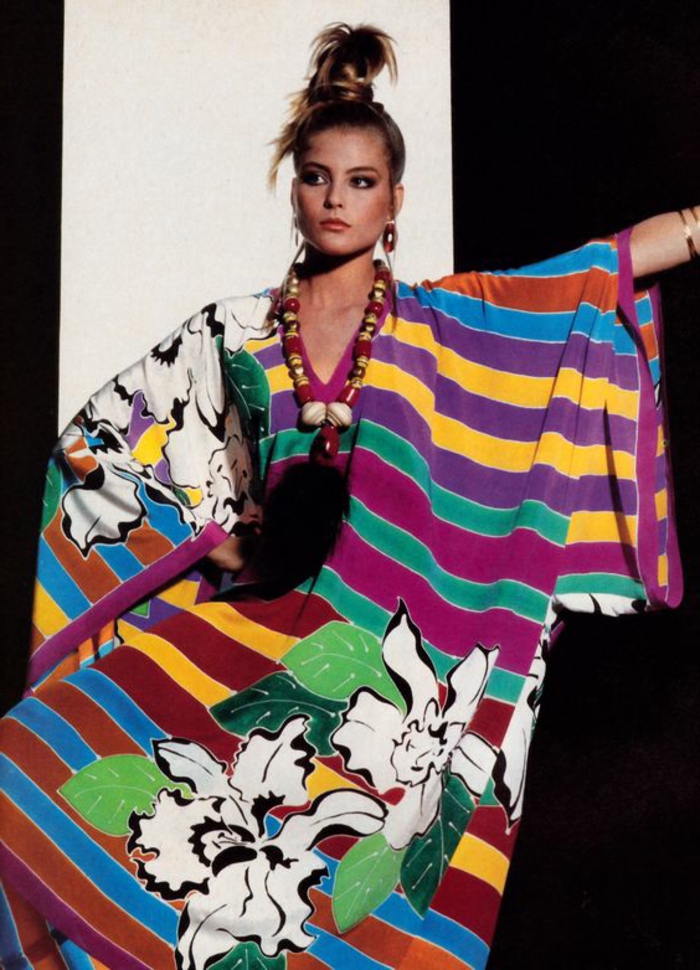 80s мода за жени - цветна дълга рокля с ивица и флорални отпечатъци, огромна огърлица от дървени мъниста