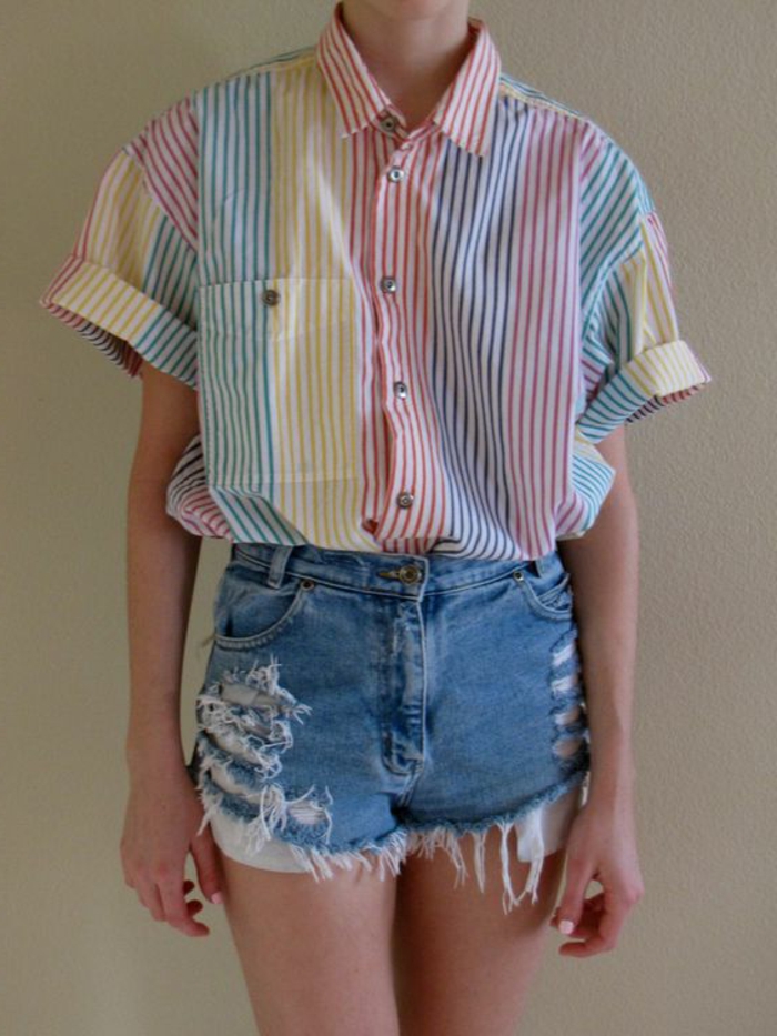 момиче с огромна риза с райе, пастелни цветове, разкъсани дънкови шорти