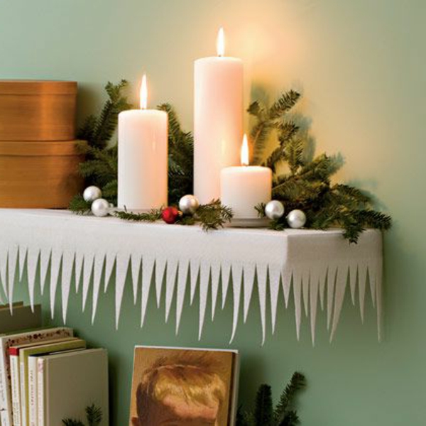 lijepa bijela božićna ukrasa - elegantne svijeće na polici