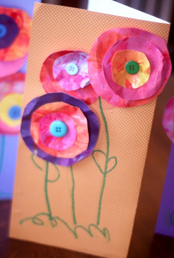 óvodai kézműves ötletek - képeslap virágos papírból - fénykép közelről