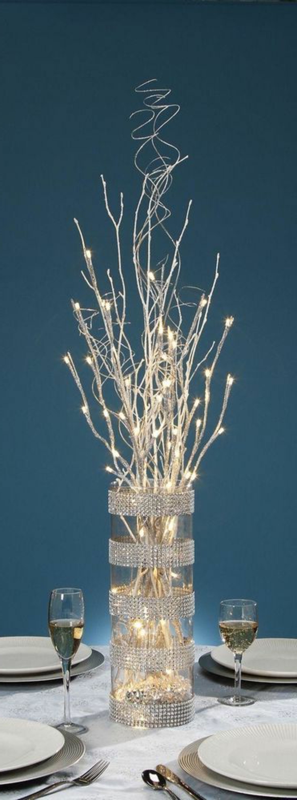 fehér karácsonyi dekoráció - vázák fehér mesterséges ágakkal