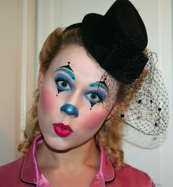 visage de clown peinture - drôle de regard d'une femme avec un visage drôle