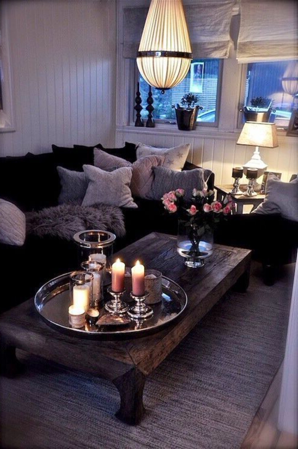 غرفة المعيشة الصغيرة إعداد - صوفا رمي الوسائد والشموع