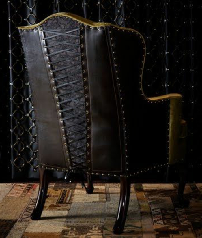 Gothic naslonjača u crno-smeđoj koži i crno-smeđoj drvenoj građi, motiv za čipku, tepih s uzorkom