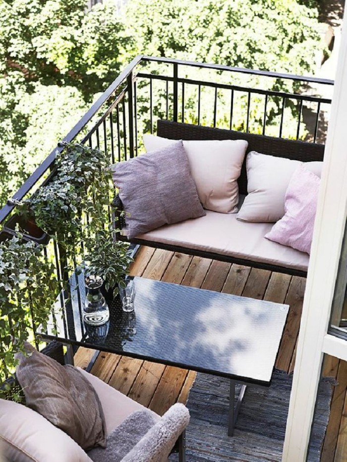 Sillas 8schmalen-balcón-make-banca-oscuro de color tapizado almohadas-en colores pastel de color negro mesa de madera-piso-alfombra de mármol