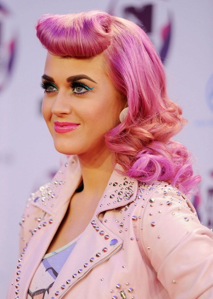 cabello rosado, maquillaje para cabello rosado, peinado de rockabilly