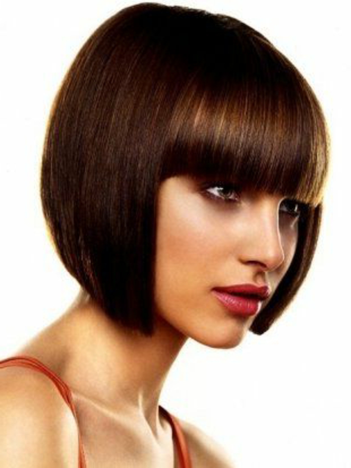 चिकनी, मध्यम लंबे बालों के लिए सुरुचिपूर्ण महिलाओं का केश