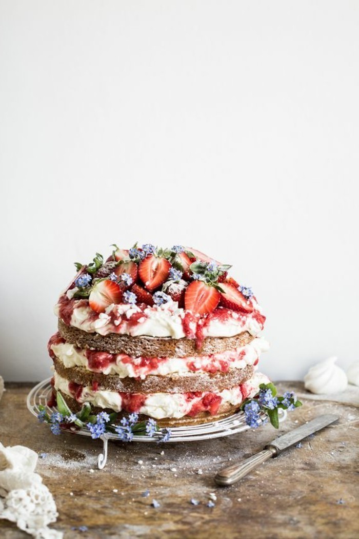 9-jugosa-cumpleaños de la torta-con-diversas frutas