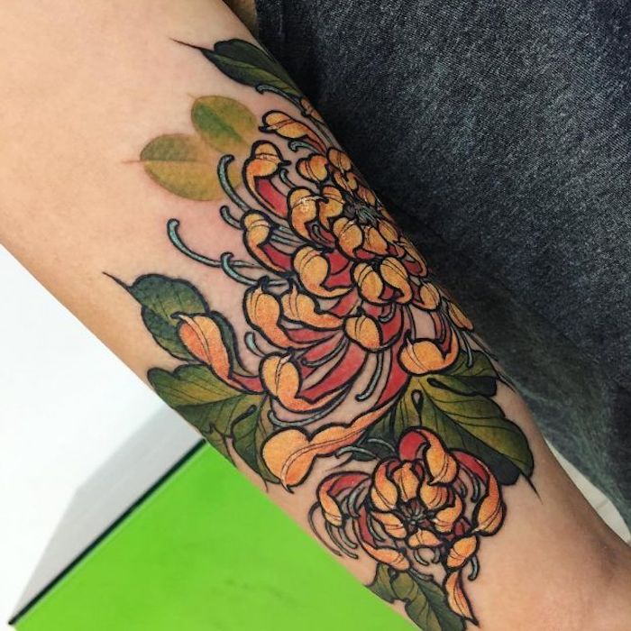 színes virágok tetoválása, sárga krizantém a karon, tetoválás a nők számára