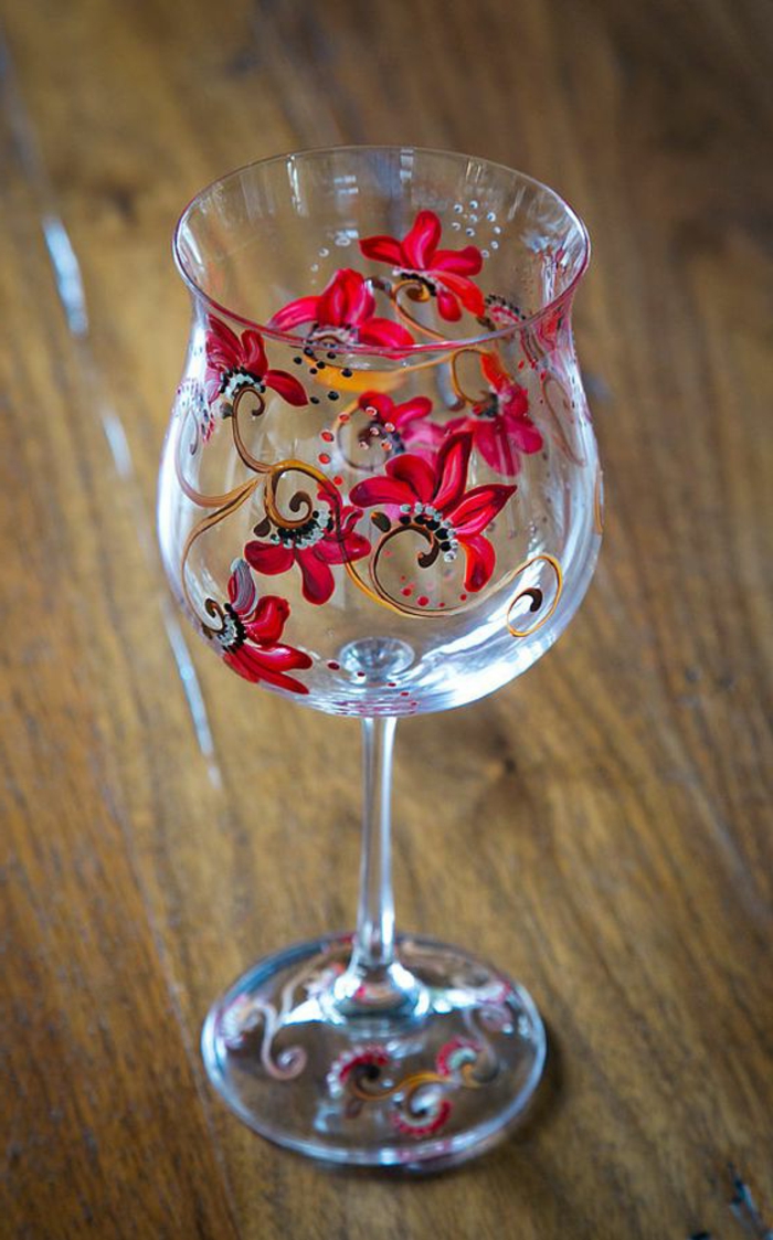 viinilasi koristelu, lasi koristeltu väri, punaiset kukat, lasi sisustus