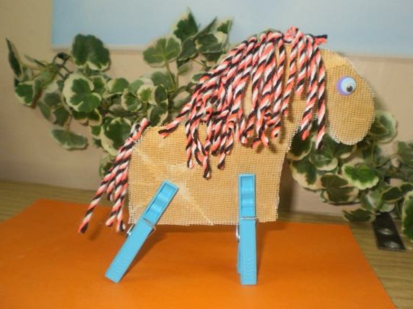 ideas artesanales para el jardín de infantes - un caballo de bricolaje - deja atrás