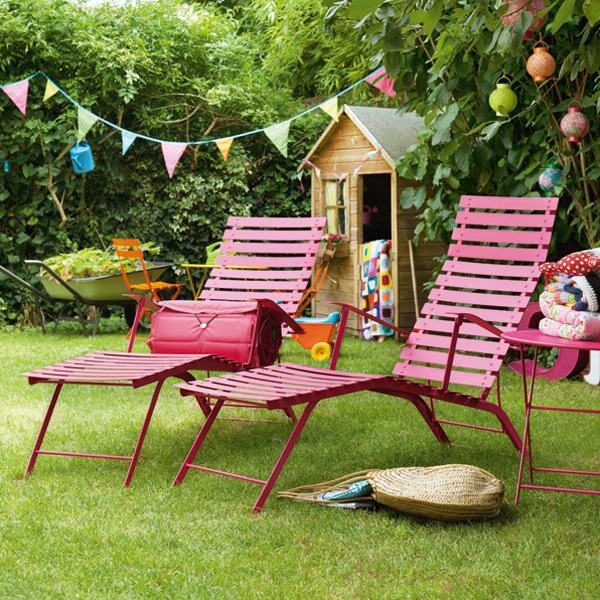 折叠的太阳椅在花园里粉红色