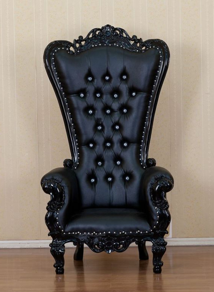 Fotelje u crnoj obojenoj koži s velikim drvenim leđima, metalnim kapama