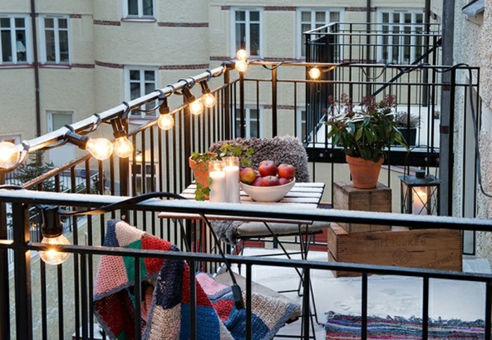 9schmalen-балкон-настройка модел килим-спален одеяло-колоритен-дървена маса крака метал-балкон осветление