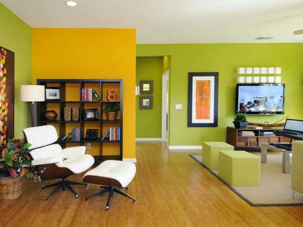 oranssi ja vihreä olohuoneessa - moderni valkoinen tuoli