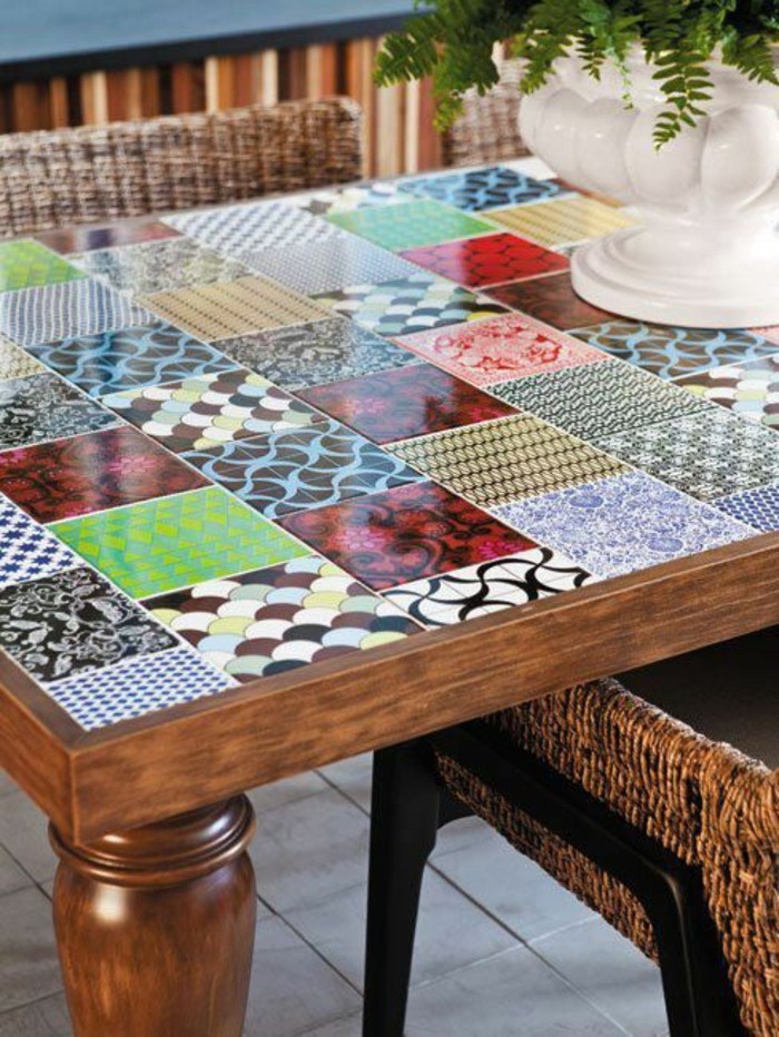 Régi bútorok fűszer-négyzet-asztal-felújítására-színes-csempe-váza zöld növény